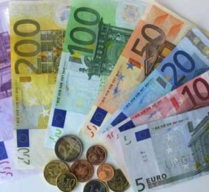 Euro mất giá mạnh nhất gần 1 năm trước kỳ vọng vào ECB
