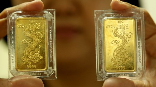 Giá vàng trong nước tăng mạnh kích thích người dân mua vàng