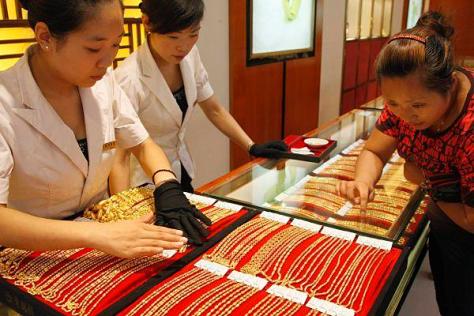 Giá vàng SJC cao hơn giá vàng thế giới là 2,45 triệu đồng/lượng Chênh lệch giá vàng ngày 7/4/2014 là 2,45 triệu đồng/lượng