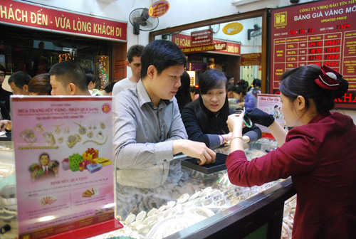Giá vàng giảm, chênh lệch tiếp tục nới rộng lên 2,15 triệu đồng/lượng Giá vàng giảm, chênh lệch tiếp tục nới rộng lên 2,15 triệu đồng/lượng