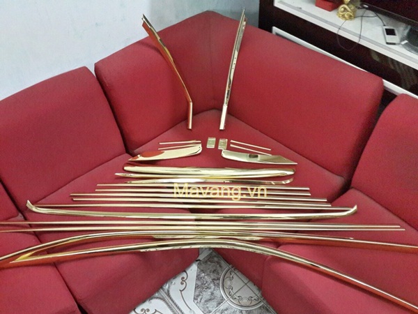 Các chi tiết nẹp cửa, viền kính đã được phủ vàng 24K