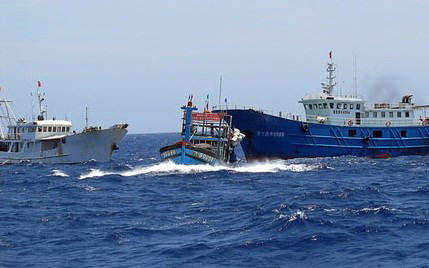 Hinh anh Tau Trung Quoc_tan-cong-tau-ca, Tàu Trung Quốc tấn công tàu cá Việt Nam