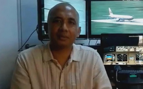 Cơ trưởng MH370 Zaharie Shah và hệ thống mô phỏng máy bay tại nhà.