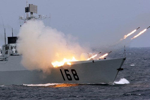 Tàu chiến Trung Quốc trở thành lực lượng "bảo kê" cho các hoạt động phi pháp mà nước này tiến hành trên Biển Đông, bao gồm việc tranh cướp tài nguyên. Hình minh họa.