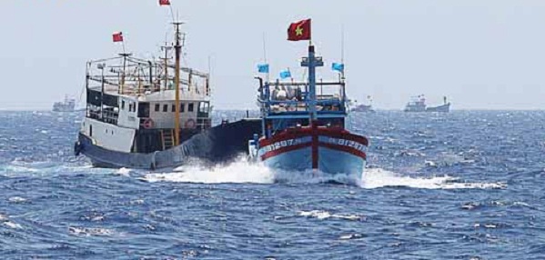 Tàu cá Trung Quốc hung hăng tấn công tàu cá Việt Nam