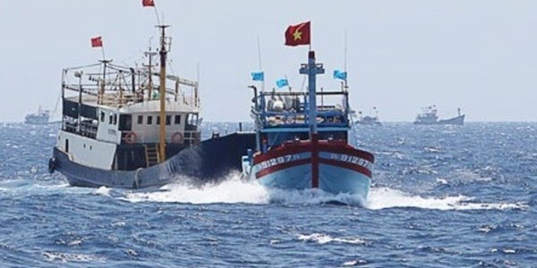 Tàu thép Trung Quốc đâm tàu gỗ Việt Nam trên biển