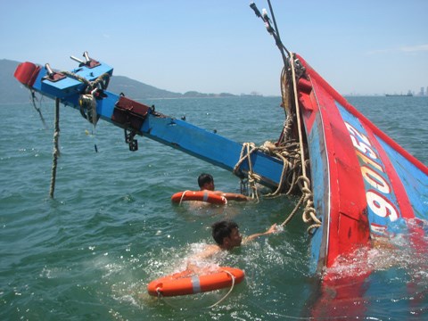 Tàu Trung Quốc bỏ mặc người bị nạn sau khi tàu chìm