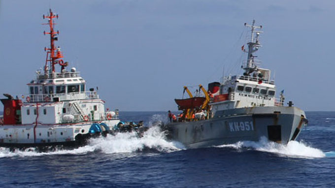 Tàu Trung Quốc đâm húc vào tàu kiểm ngư 951 của Việt Nam - Ảnh: My Lăng