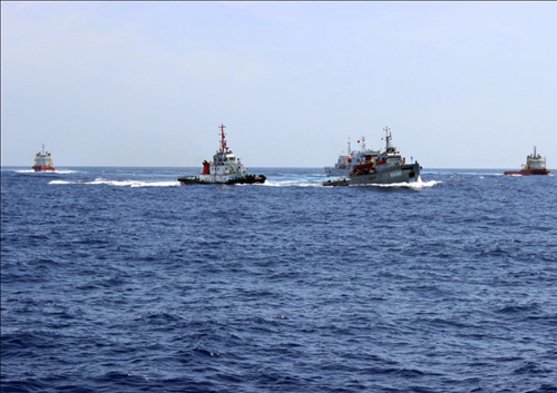 7 tàu Trung Quốc dàn đội hình truy cản tàu Kiểm ngư 951 của Việt Nam. (ảnh: Đức Hạnh)