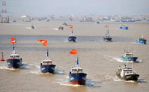 Hàng loạt tàu đánh cá Trung Quốc đang hướng về biển Hoa Đông - Ảnh: Reuters
