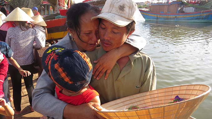 Phút giây trùng phùng sau hơn một tháng lo âu của hai mẹ con thuyền trưởng tàu QB 93256 Lê Chí Thành - Ảnh: Quốc Nam