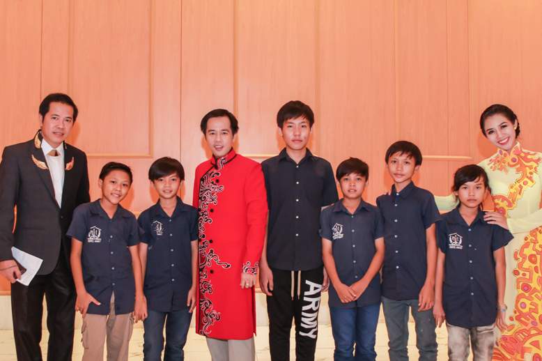 PGS Sơn cùng với Đạo diễn Tiến Trần (vest đen) và nhóm trẻ em mái ấm Nhân Tâm - TP HCM (Ảnh: Phạm Tuấn)