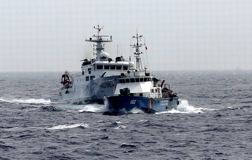 Tàu hải giám Trung Quốc thường xuyên hung hăng truy cản, bao vây tàu Cảnh sát biển của Việt Nam. Ảnh: Quang Vũ-TTXVN