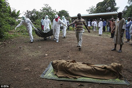 Các y tá, nhân viên y tế đang vận chuyển thi thể các nạn nhân nhiễm virus Ebola đi chôn cất tại Liberia.