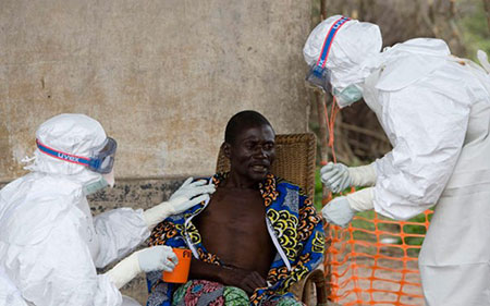 Những người tiếp xúc với người bệnh hoặc nghi nhiễm bệnh Ebola phải trang bị phòng hộ kín mít.
