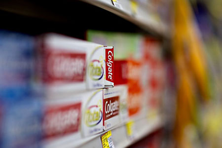 Sản phẩm kem đánh răng Colgate Total bị cho là có chứa hóa chất gây ung thư - Ảnh chụp màn hình Bloomberg