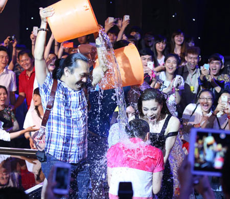 Hồ Ngọc Hà và Đàm Vĩnh Hưng thực hiện lời thách đố tắm nước đá sau chương trình X Factor mới đây.