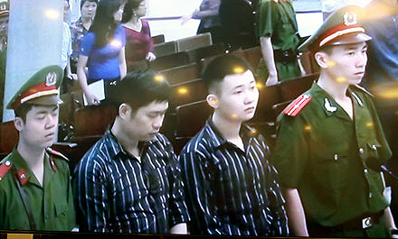 Hai bị cáo Nguyễn Mạnh Tường và Đào Quang Khánh trong phiên tòa xét xử ngày 14/4/2014.