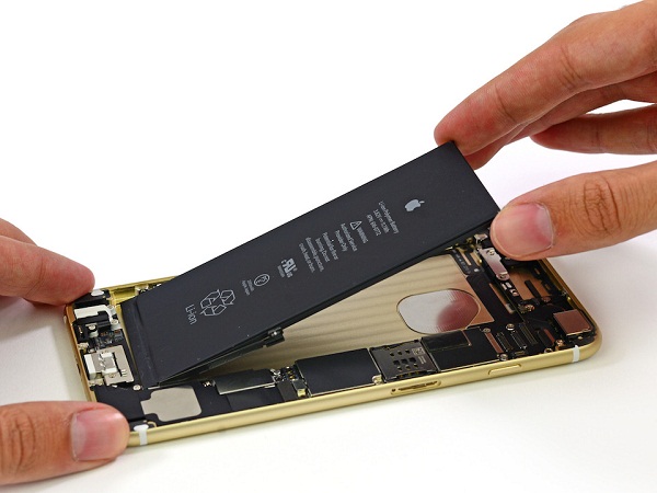 Cục pin nặng khoảng 43g với dung lượng khoảng 2915mAh, gần gấp đôi so với mức 1560mAh của iPhone 5s.