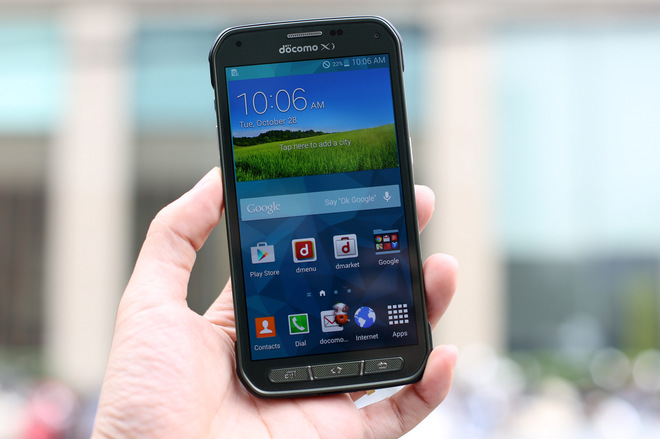 Galaxy S5 Active với ngoại hình trông khá khác so với Galaxy S5 bản gốc, có phần cứng cáp và dày dặn hơn.