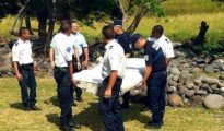 Một mảnh vỡ cánh máy bay trôi dạt lên đảo Reunion. Ảnh: Bild