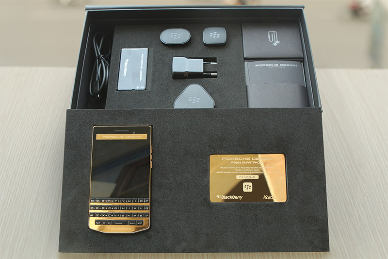 BlackBerry Porsche Design P'9983 mạ vàng 24K có giá 50 triệu tại Việt Nam