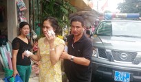 Chị Hồng cho biết, khi vừa thò tay vào định mở cửa nhà thì bị chém (ảnh: Nguyễn Dương).