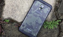 Galaxy S5 Active với ngoại hình hầm hố, bắt mắt.